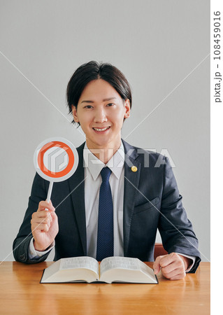 まるの判定をする男性弁護士 108459016