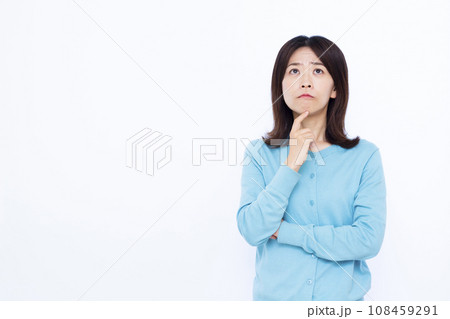 真剣に悩んでいる30代の女性 真剣に悩んでいる30代の女性 108459291