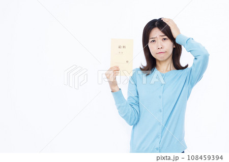 給料袋を持って青ざめる30代の女性 108459394