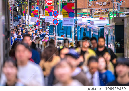 日本の東京都市景観ハロ本番。混雑する渋谷駅・高架下の歩道。夜は通行規制がかかる。奥は宮益坂下=31日 日本の東京都市景観ハロ本番。混雑する渋谷駅・高架下の歩道。夜は通行規制がかかる。奥は宮益坂下=31日 108459820