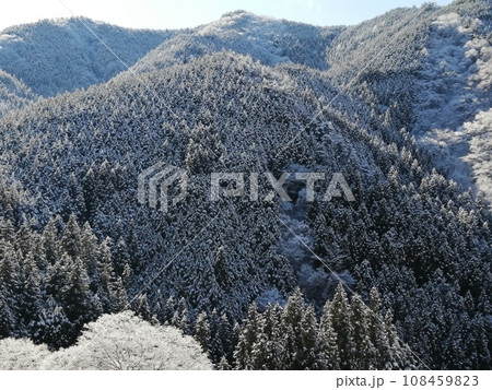 雪が積もった山 雪が積もった山 108459823