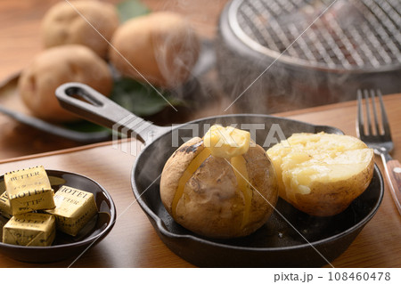 熱々の じゃがバター 熱々の じゃがバター 108460478