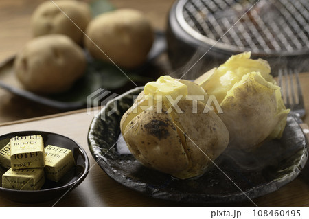 熱々の じゃがバター 108460495