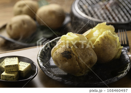 熱々の じゃがバター 108460497
