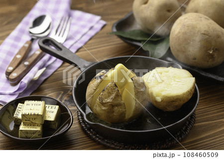 熱々の じゃがバター 108460509