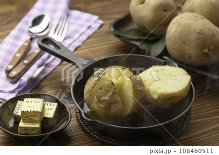 熱々の じゃがバター 熱々の じゃがバター 108460511