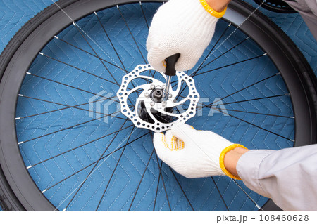 自転車のディスクブレーキの組立作業 108460628