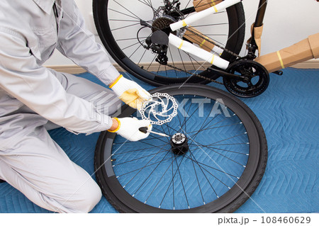 自転車のディスクブレーキの分解　組立作業 108460629