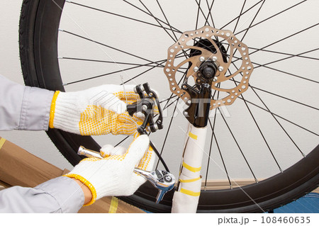 自転車のディスクブレーキの組立作業 108460635