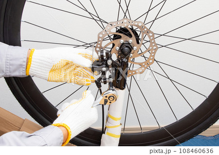 自転車のディスクブレーキの組立作業 自転車のディスクブレーキの組立作業 108460636