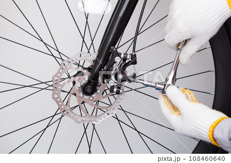 自転車のディスクブレーキの組立 点検 調整作業 自転車のディスクブレーキの組立 点検 調整作業 108460640