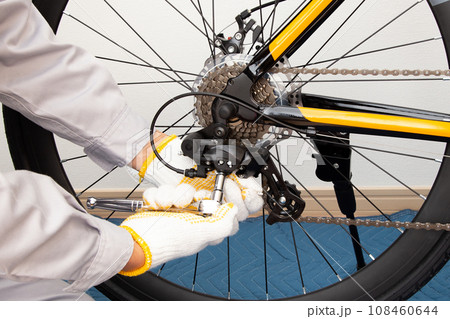 自転車のリアディレイラー（変速機）の調整　点検　メンテナンス 108460644