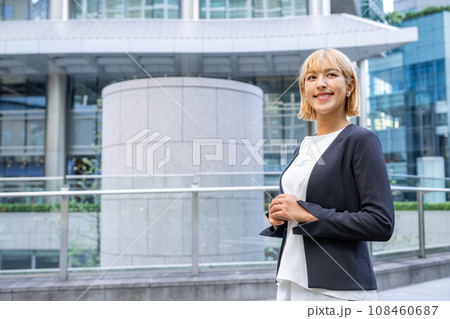 女性フリーランス 108460687