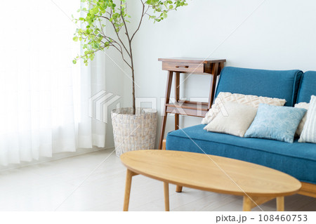 日差しがさしこむ明るいリビング 108460753