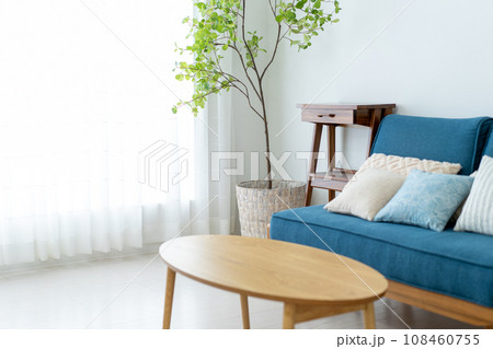 日差しがさしこむ明るいリビング 108460755