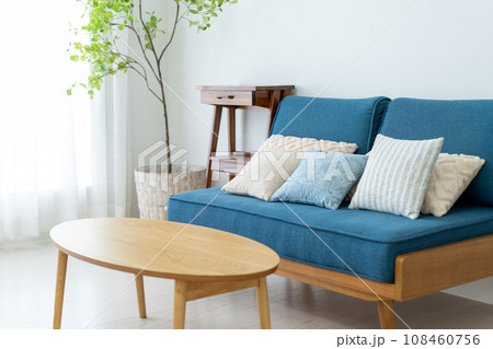 日差しがさしこむ明るいリビング 108460756