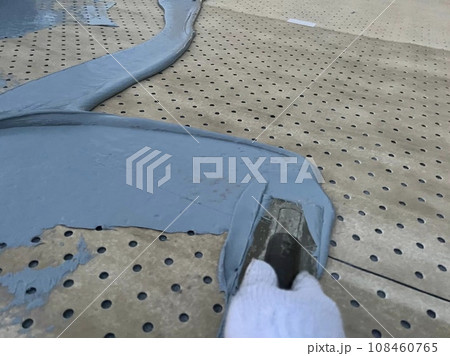 X-1工法にて通気緩衝シートに小手でウレタン1層目を塗布 X-1工法にて通気緩衝シートに小手でウレタン1層目を塗布 108460765