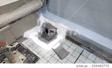 通気緩衝工法の防水工事にて改修用ドレンをシーリングで設置 通気緩衝工法の防水工事にて改修用ドレンをシーリングで設置 108460770