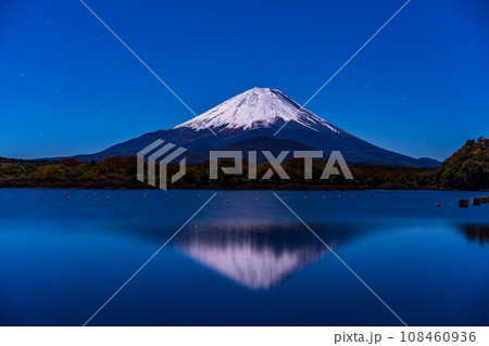 （山梨県）月明りに照らされた精進湖から望む富士山 108460936