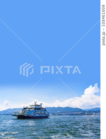 瀬戸内海 を 宮島口 と 宮島 ( 厳島 )を結ぶ フェリー 航路【 広島 の 風景 】 108461009