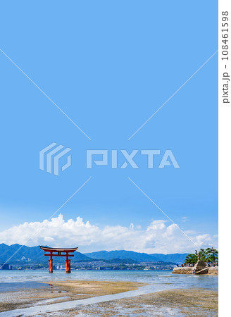 広島 宮島 の 厳島神社 の 夏 の 大鳥居 【 広島観光 の イメージ 】 108461598
