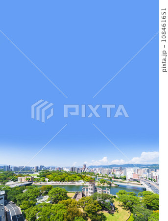 広島 平和公園 と 原爆ドーム の ハイアングル パノラマ 写真 【 広島市 の イメージ 】 108461651