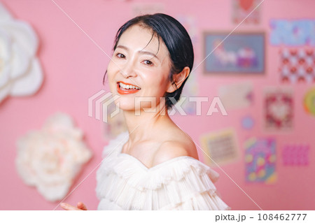 ミドル女性のビューティーポートレート　スキンケア　コスメ 108462777
