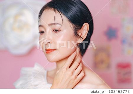 ミドル女性のビューティーポートレート　スキンケア　コスメ 108462778