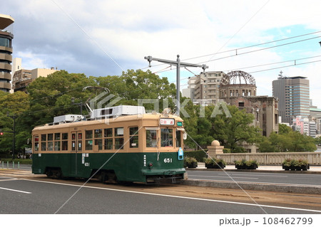広島市の原爆ドーム前を走る広島電鉄の被爆電車651号 108462799