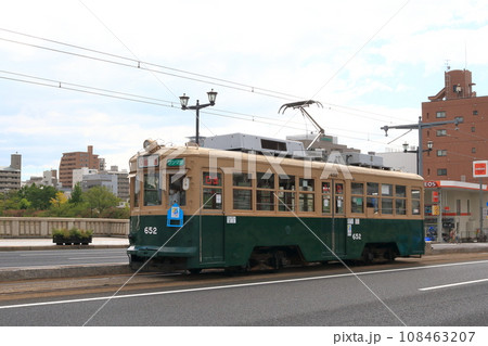 広島市を走る広島電鉄の被爆電車652号 108463207