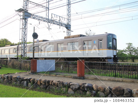 世界遺産平城宮跡内を駆け抜ける近鉄奈良線の電車 108463352