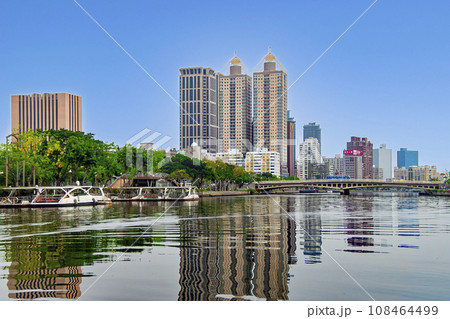 台湾　高雄市（たかおし）　愛の船で愛河クルーズ観光 108464499