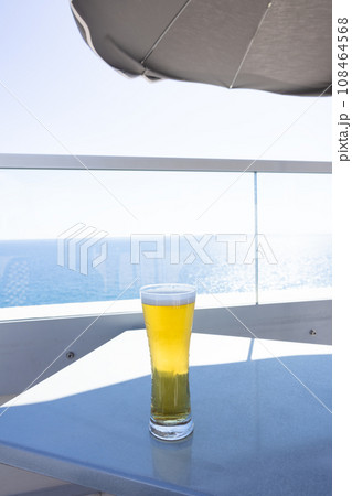 昼間からリゾートのシーサイドレストランで飲む美味しい生ビール 昼間からリゾートのシーサイドレストランで飲む美味しい生ビール 108464568
