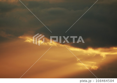 夕焼けの光 108464584