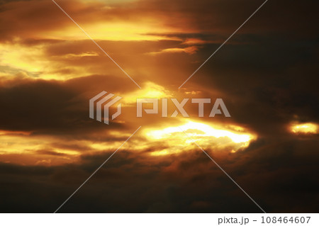 夕焼けの光 108464607