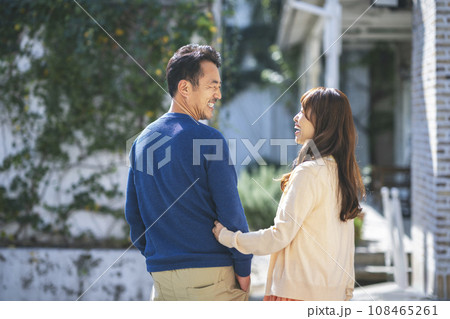 笑顔で見つめ合う50代の夫婦 108465261