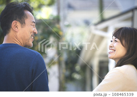 笑顔で見つめ合う50代の夫婦 108465339