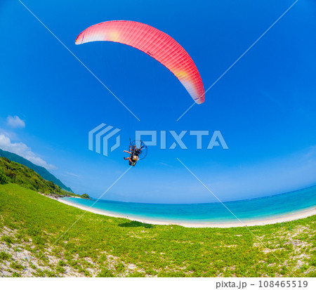 石垣でのパラグライダー 石垣でのパラグライダー 108465519