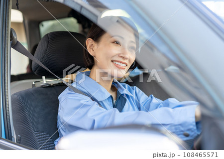 運転する女性ドライバー 運転する女性ドライバー 108465571