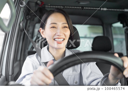 運転する女性ドライバー 運転する女性ドライバー 108465574