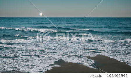 月と夕暮れの海辺 月と夕暮れの海辺 108465945