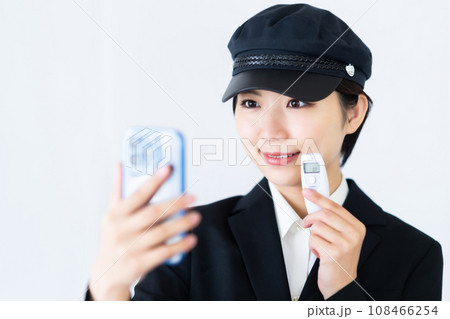 アルコール検査結果を記録する若い女性ドライバー 白バック アルコール検査結果を記録する若い女性ドライバー 白バック 108466254
