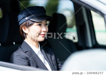 女性タクシードライバー 108466257