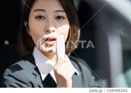 ライドシェア前にアルコール検査結果を記録する若い女性ドライバー ライドシェア前にアルコール検査結果を記録する若い女性ドライバー 108466261
