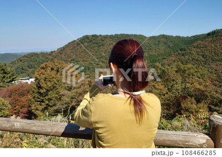 三瓶山の美しい風景写真を撮影する女性の後ろ姿 108466285