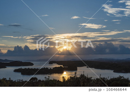 夕日に輝く英虞湾 夕日に輝く英虞湾 108466644