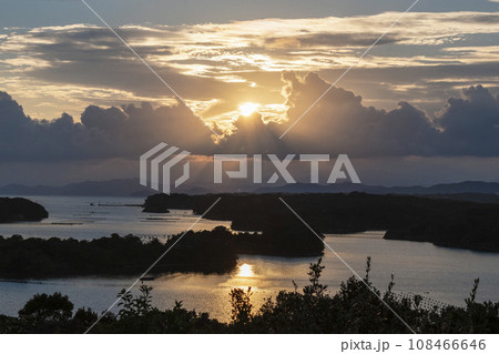 夕日に輝く英虞湾 夕日に輝く英虞湾 108466646