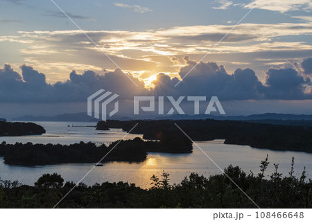 夕日に輝く英虞湾 108466648