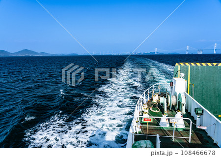 丸亀港と本島港を結ぶフェリーほんじま丸から見た瀬戸大橋1　香川県丸亀市 108466678