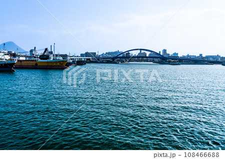 丸亀港と本島港を結ぶフェリーほんじま丸から見た丸亀の街並み3　香川県丸亀市 108466688